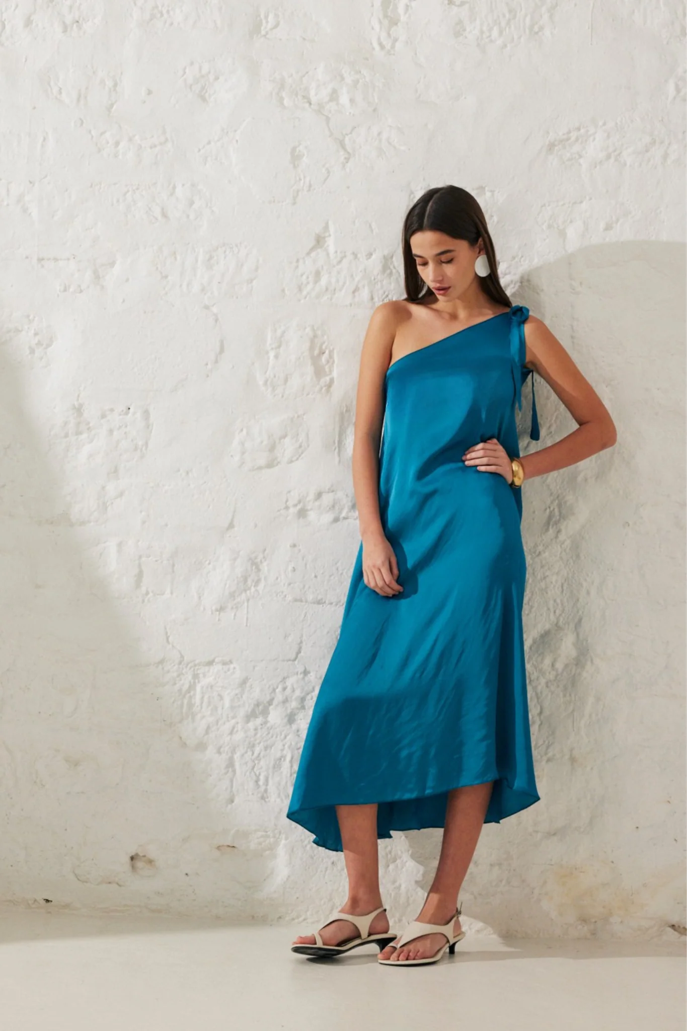 Iris | Robe satinée asymétrique - Image 3