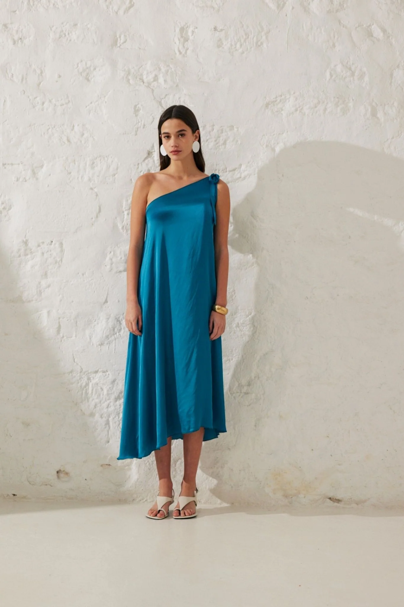 Iris | Robe satinée asymétrique - Image 6